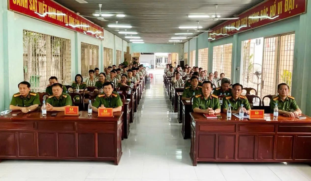 Tuyên truyền, phổ biến giáo dục pháp luật cho phạm nhân được đặc xá năm 2026 tại Trại tạm giam số 1 - Công an Thành phố Đồng Nai

 