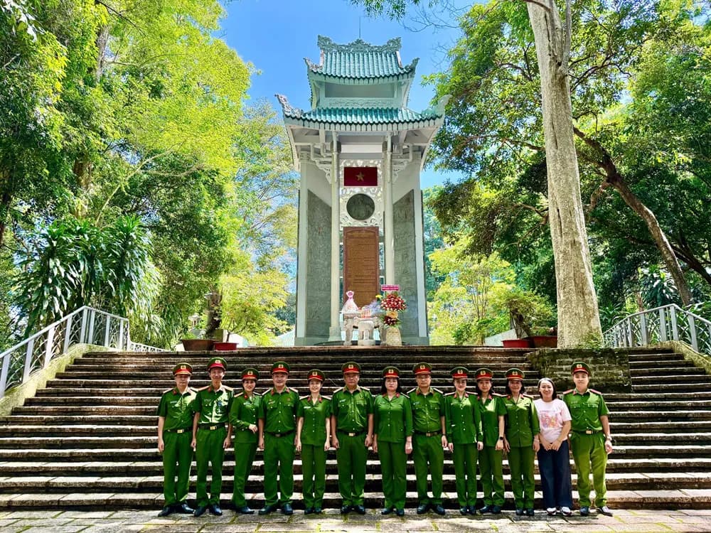 Hành trình về nguồn đong đầy ý nghĩa của Phòng Lưu trữ và Thư viện tại Chiến khu Đ