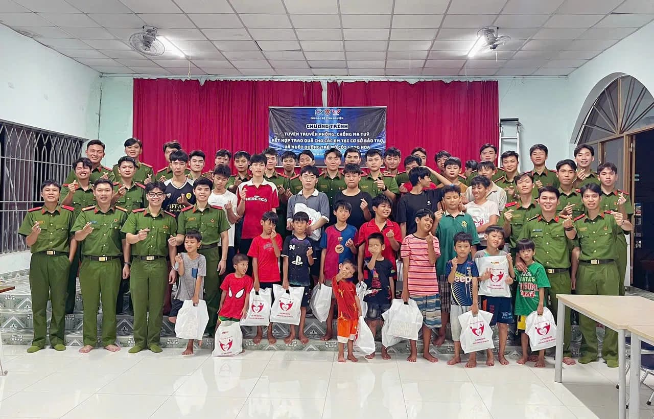 Nụ cười em thơ

 