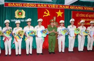Lễ công bố Quyết định thăng cấp bậc hàm, nâng bậc lương năm 2016