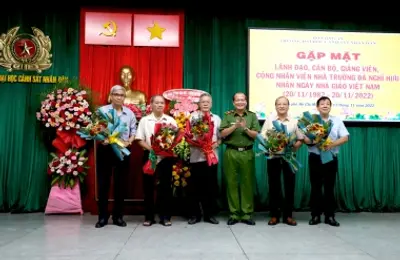 Ban Giám hiệu gặp mặt cán bộ hưu trí nhân kỷ niệm 40 năm Ngày Nhà giáo Việt Nam