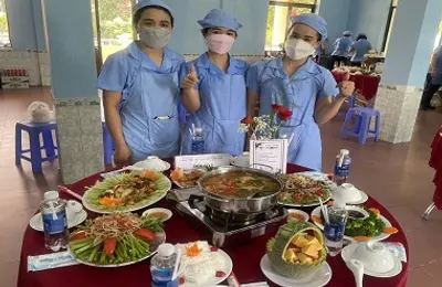 Bữa cơm mang hương vị “gia đình”