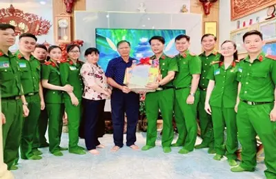 Thăm hỏi, tri ân anh hùng lực lượng vũ trang nhân dân Việt Nam  ở vùng “đất thép thành đồng”    