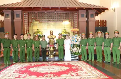 Dâng hương tri ân cố Chủ tịch Hội đồng Bộ trưởng Phạm Hùng và cố Thủ tướng Võ Văn Kiệt