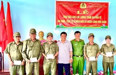 Thăm hỏi, tặng quà hỗ trợ cho thành viên lực lượng tham gia bảo vệ an ninh, trật tự ở cơ sở xã Thường Lạc, huyện Hồng Ngự, tỉnh Đồng Tháp