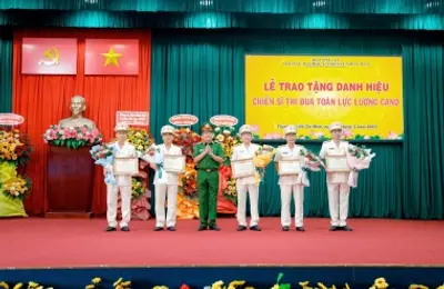 Lễ trao tặng danh hiệu “Chiến sỹ thi đua toàn Lực lượng” 