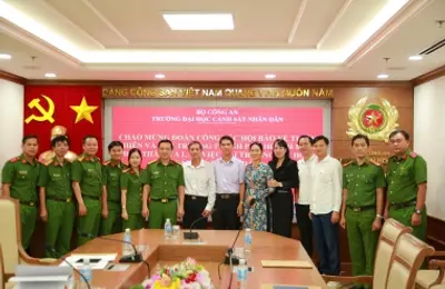 Chung tay xây dựng cảnh quan môi trường xanh - sạch - đẹp tại Trường Đại học CSND