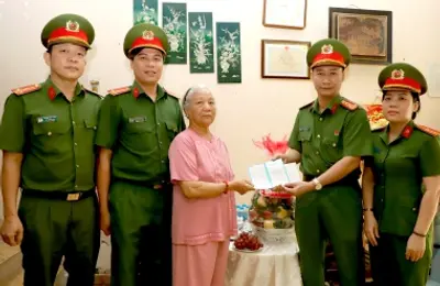 Trao tặng sổ tiết kiệm cho gia đình nhà giáo Huỳnh Tuấn Thành