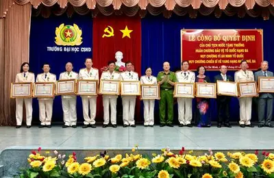 Trao huân chương, huy chương cho các đồng chí nguyên là lãnh đạo nhà trường