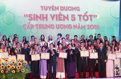 Tuyên dương “Sinh viên 5 tốt” và trao Giải thưởng “Sao tháng Giêng” năm 2018