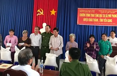 Thăm, tặng quà cho bà con có hoàn cảnh khó khăn xã Phú Phong