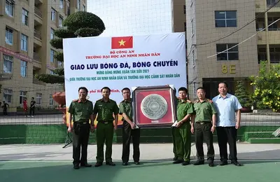 “Trồng cây” và “trồng người” như lời Bác dặn