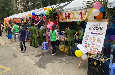 Tưng bừng Hội chợ xuân sinh viên