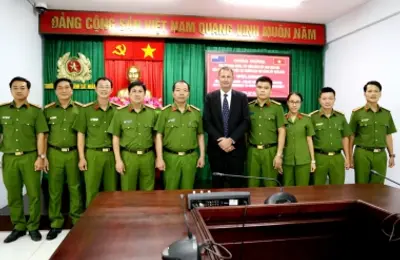 Ban Giám hiệu đón tiếp, làm việc với ông Stephen Wood - Tùy viên Cảnh sát New Zealand