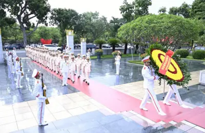 Đoàn đại biểu Đảng ủy Công an Trung ương, Bộ Công an tưởng niệm các Anh hùng liệt sĩ và vào Lăng viếng Chủ tịch Hồ Chí Minh