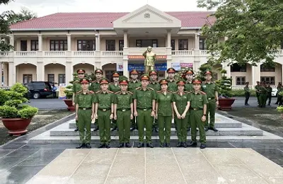 "Hành quân theo bước chân những người anh hùng"