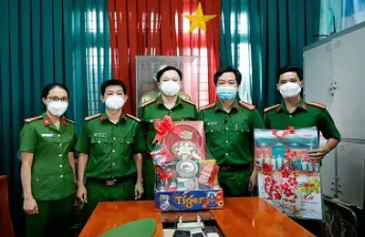 Thăm hỏi, chúc tết chính quyền địa phương và các hộ dân xung quanh khu vực Trường đóng quân