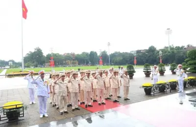 Đoàn đại biểu Đảng ủy Công an Trung ương, Bộ Công an vào Lăng viếng Chủ tịch Hồ Chí Minh nhân kỷ niệm 79 năm Quốc khánh 2/9