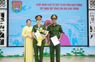 Tuyên truyền pháp luật giao thông cho các em học sinh Trường tiểu học Lê Văn Thọ, phường Tân Thới Hiệp, TP. Hồ Chí Minh