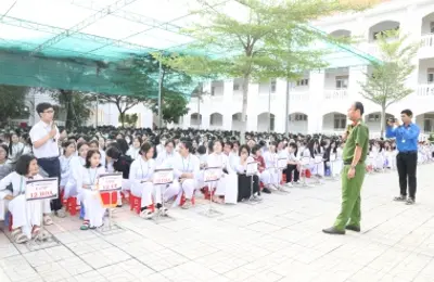 Tuyên truyền phòng, chống tác hại ma túy cho các em học sinh Trường Trung học phổ thông chuyên Hoàng Lê Kha