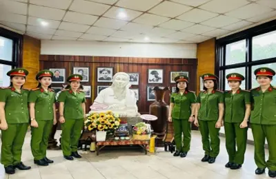 Hội phụ nữ Đại học CSND về nguồn