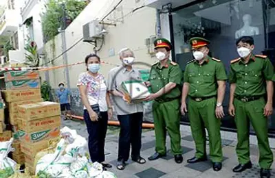 Trường Đại học CSND trao tặng hơn 1000 phần quà cho bà con khu vực phong toả