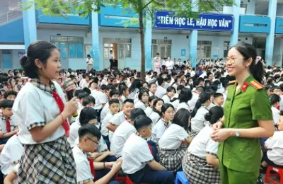 Tuyên truyền pháp luật giao thông cho các em học sinh trường THCS Huỳnh Tấn Phát