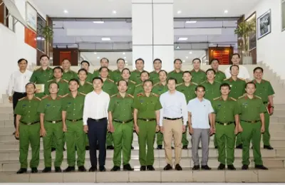 Đồng chí Vũ Hồng Văn - Bí thư tỉnh ủy, Trưởng Đoàn Đại biểu Quốc hội tỉnh Đồng Nai thăm, chúc mừng Trường Đại học CSND nhân kỷ niệm 43 năm Ngày Nhà giáo Việt Nam 20-11