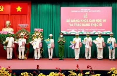 Trao bằng cho 73 tân Thạc sĩ Đại học CSND             