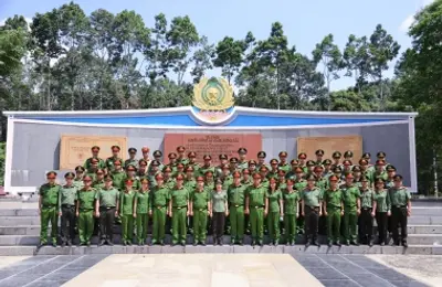 Phòng QLĐT&BDNC tổ chức hoạt động về nguồn, sinh hoạt chính trị nhân kỷ niệm 136 năm ngày sinh Chủ tịch Hồ Chí Minh