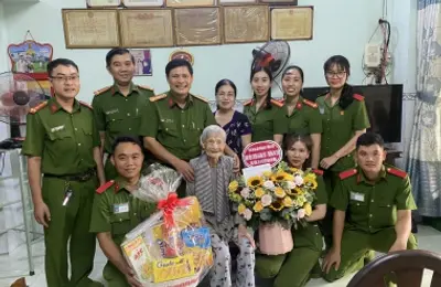 Thăm hỏi, tặng quà mẹ Việt Nam anh hùng nhân Ngày phụ nữ Việt Nam 20-10