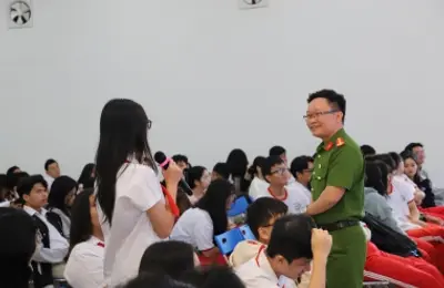 Tuyên truyền pháp luật cho học sinh Trường THCS-THPT Song ngữ Lạc Hồng