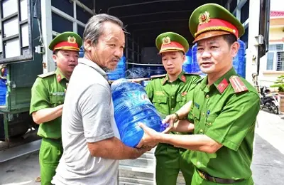 Chung tay hỗ trợ bà con vùng ngập mặn