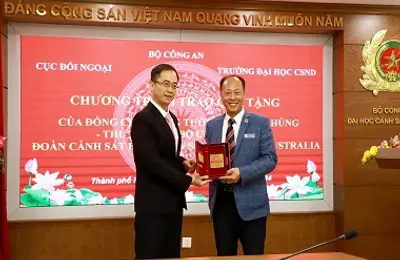 Đoàn Cảnh sát bang New South Wales, Australia nhận quà tặng của đồng chí Thứ trưởng Bộ Công an Lê Quốc Hùng