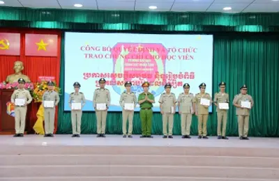 Bế giảng lớp bồi dưỡng Nghiệp vụ điều tra tội phạm xét hỏi hình sự cho cán bộ thuộc Bộ Nội vụ Vương quốc Campuchia