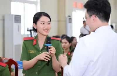 Tư vấn chăm sóc da cho  học viên nữ tham gia diễu binh, diễu hành