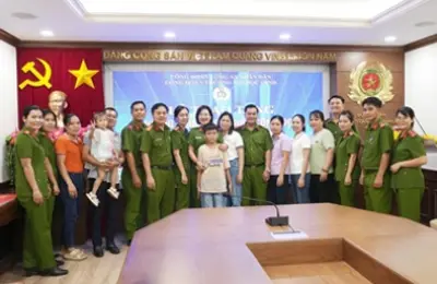 Trao kinh phí hỗ trợ cho các cháu “Con nuôi công đoàn” giai đoạn 2025 - 2028