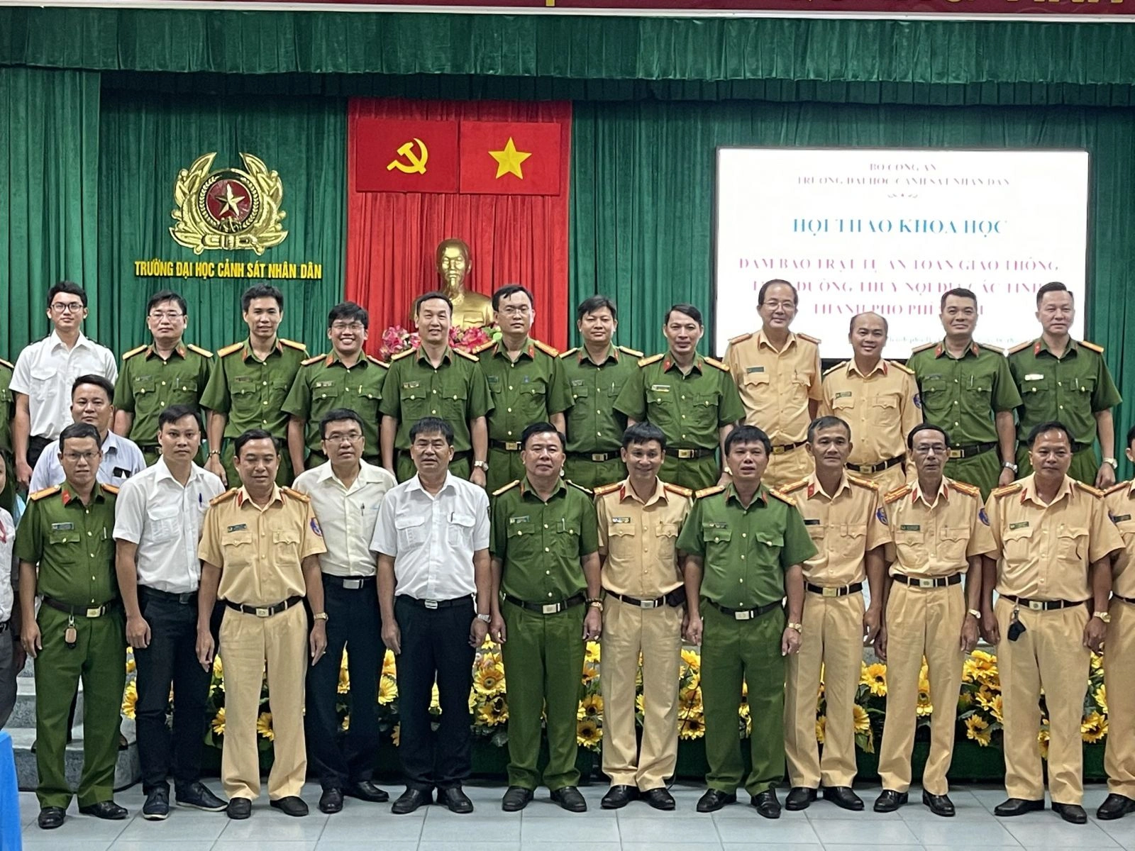 Đại biểu tham luận tại Hội thảo