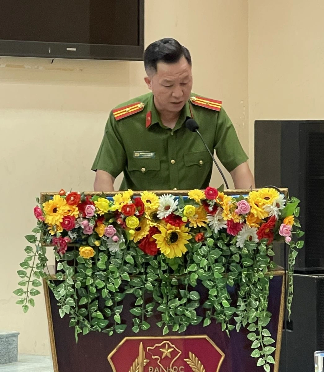 Đại biểu tham luận tại Hội thảo